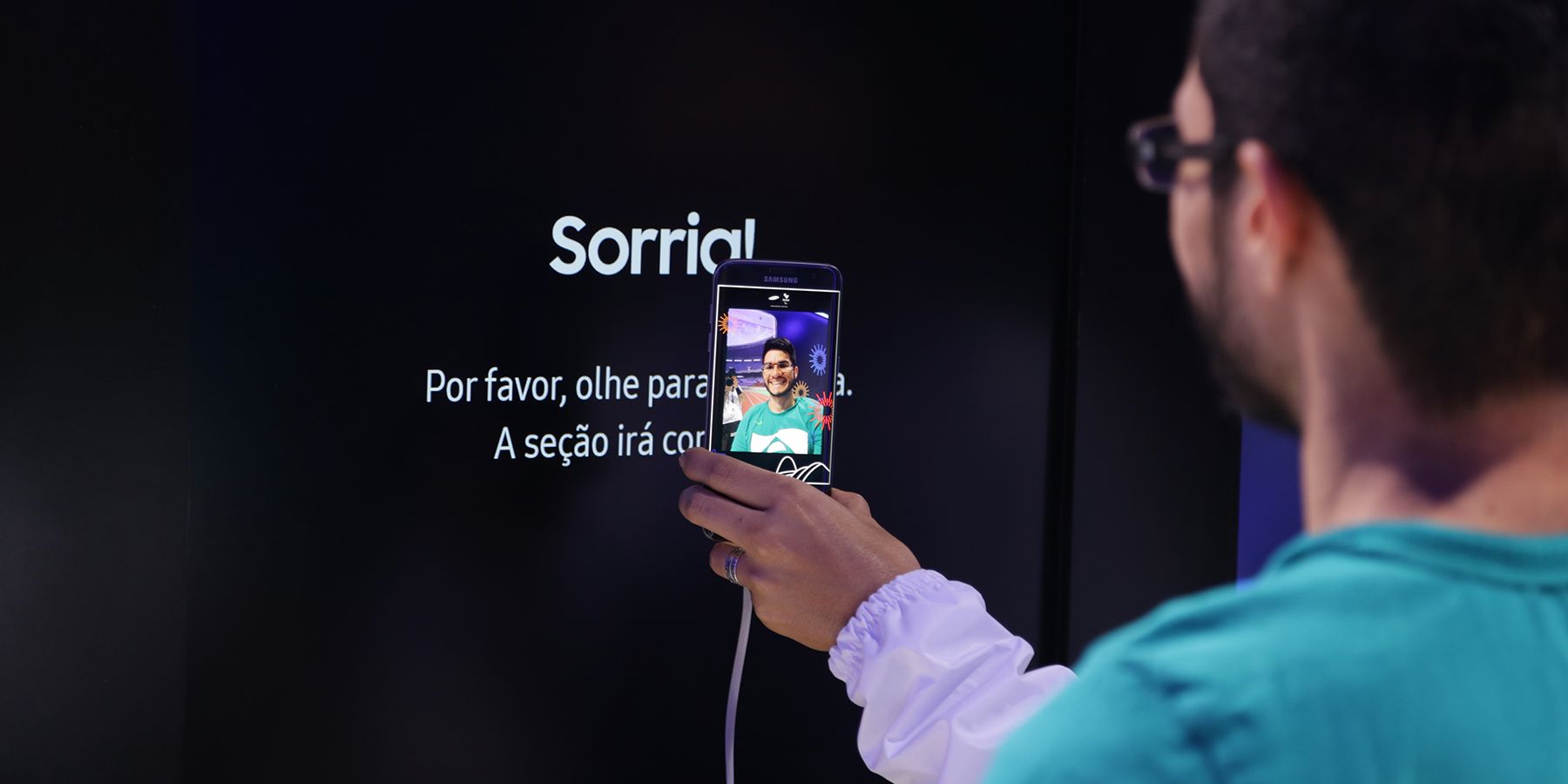 Review Your Moment - Selfie Camera with Button Control Review Your Moment - Selfie Camera with Button Control